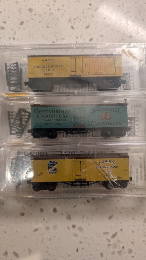 New Micro-Trains MEAT-PACKERS OF CHICAGO N Scale Reefer Car Set - 58072