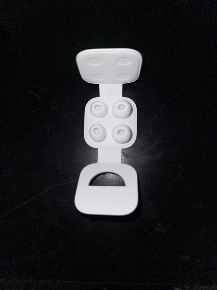 Apple AirPods Pro Replacement Ear Tips 2 Large 2 Small New