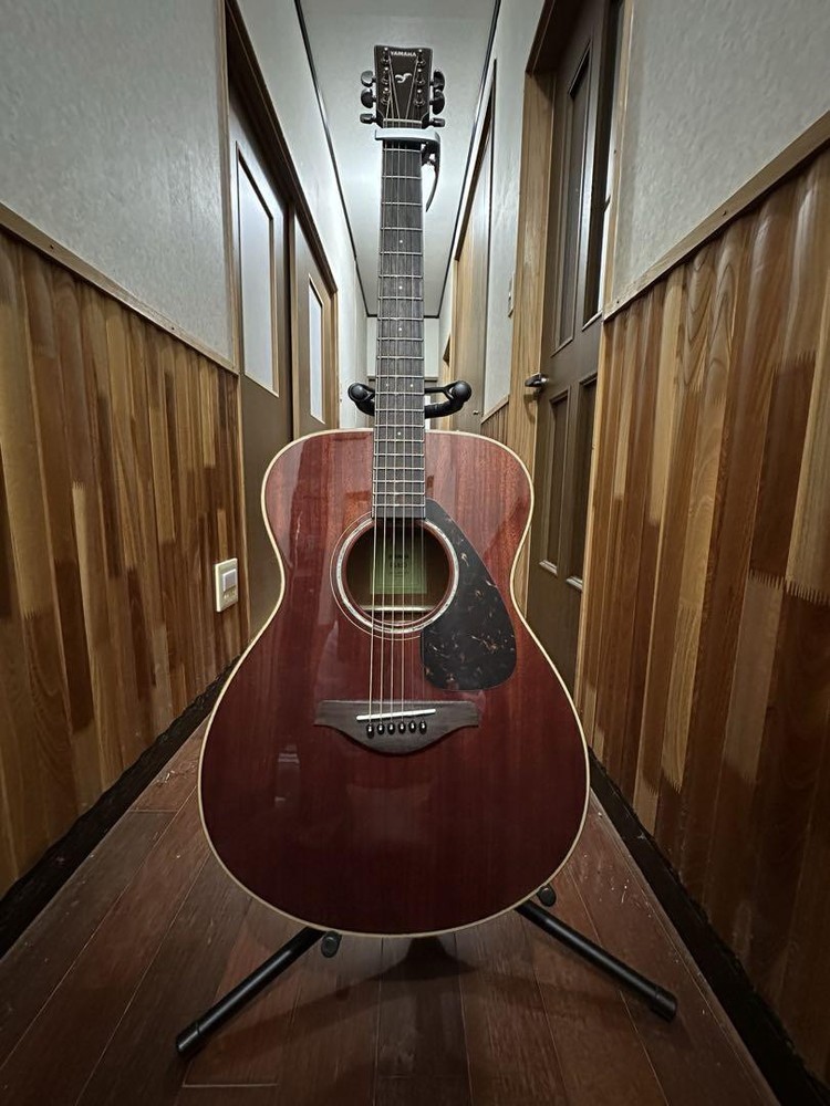 Yamaha FS850 NT Solid Top Acoustic Guitar for Exceptional Sound Quality