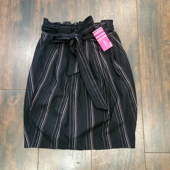 BCBGIRLS black and white striped pleated mini skirt with pockets $78 NWT
