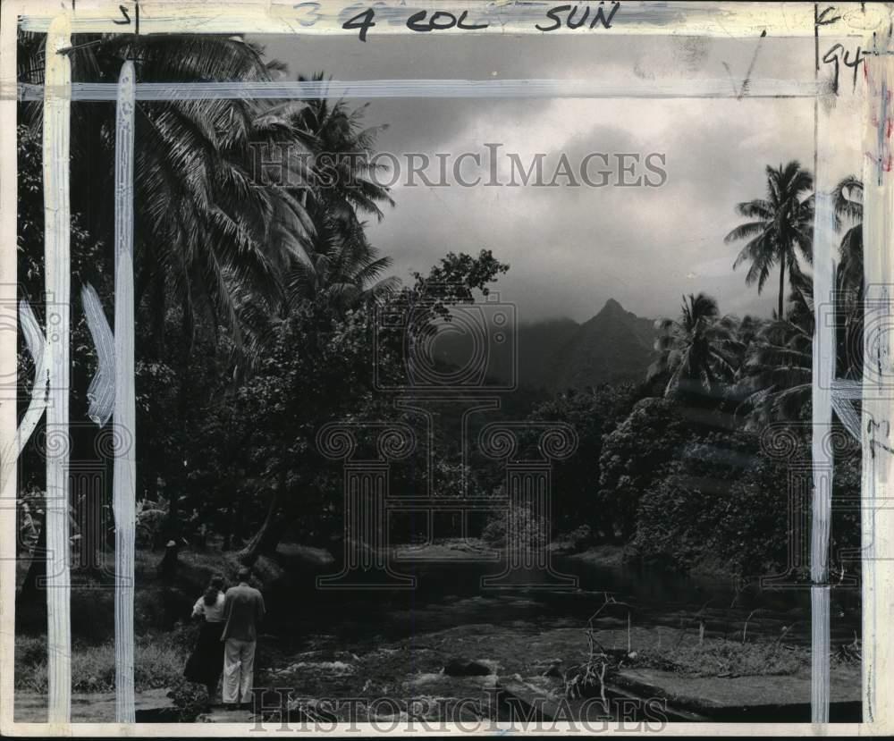 1956 Press Photo Tourist couple by the river in Tahiti - pio19155