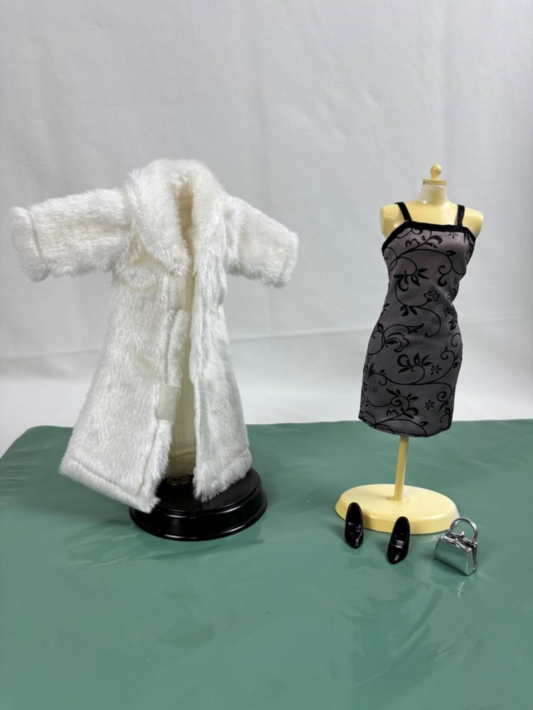 Vintage Barbie Fasion Premier 2000 White Fur Coat / Dress & Accesories