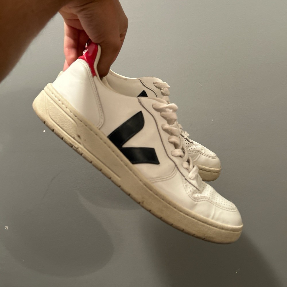 White Veja trainers with red accents - Men's size 8
