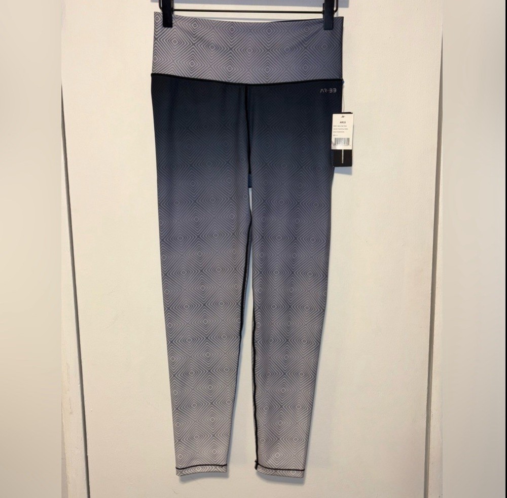 AR-33 Alpha High Waist Leggings Black/ Gray Geometric Print Ombre Size M NWT
