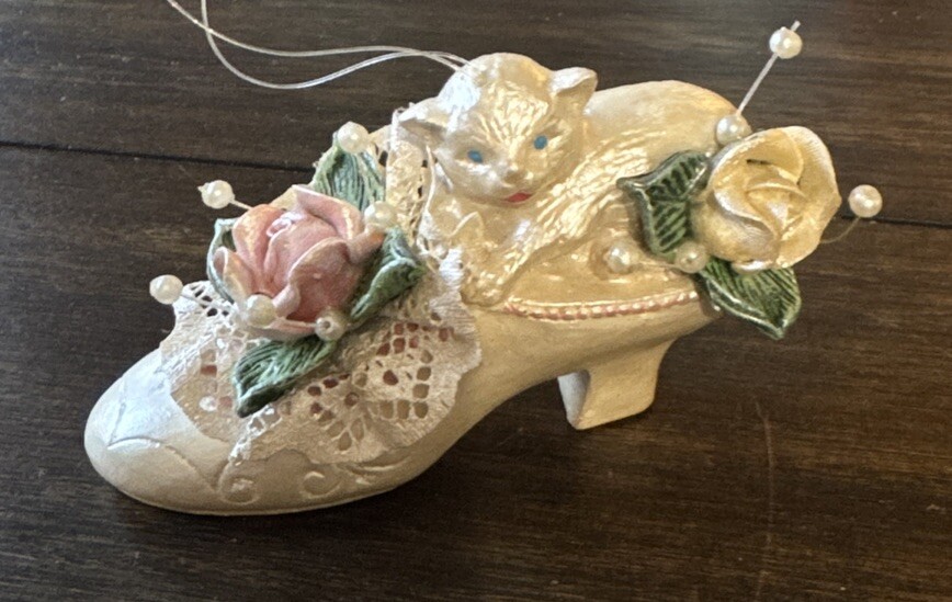 Vtg Cat In Shoe Ornament 4 Inches Long 2.75 Inches Wide 2.75 Inches Tall ￼
