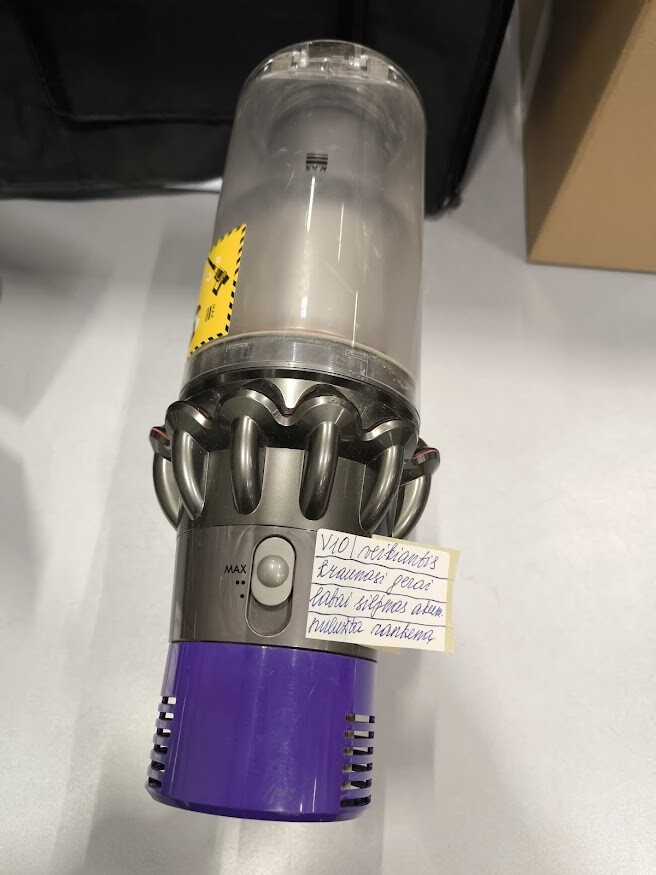 Dyson V10 Vacuum Used with Weak Battery and Broken Part