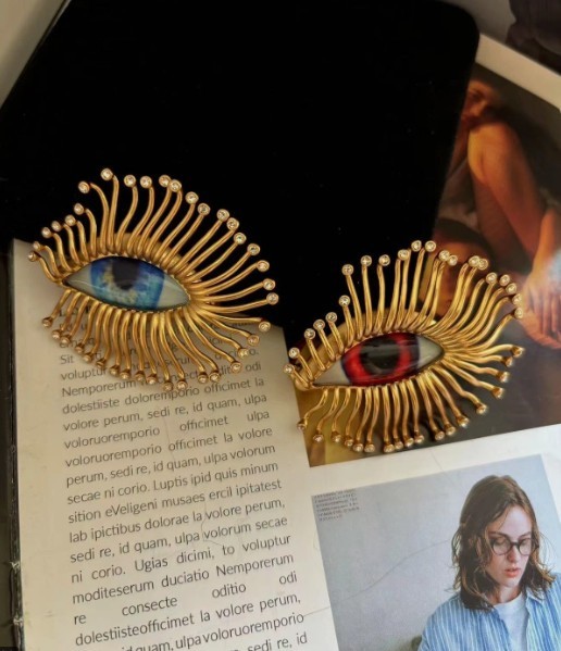 Schiaparelli Featured long eyelashes big eyes brooch