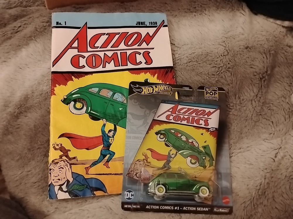 Hot Wheels Action Comics #1 - Action Seda & No.1 Comic Book 