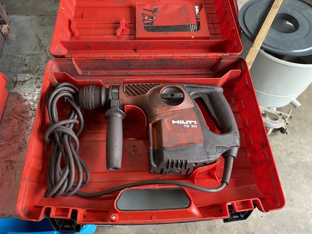 HILTI TE 30 CORDED/ELECTRIC ROTARY HAMMER WITH CASE
