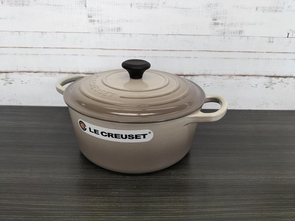 Le Creuset Signature 22cm Round Cocotte Pot in Nutmeg