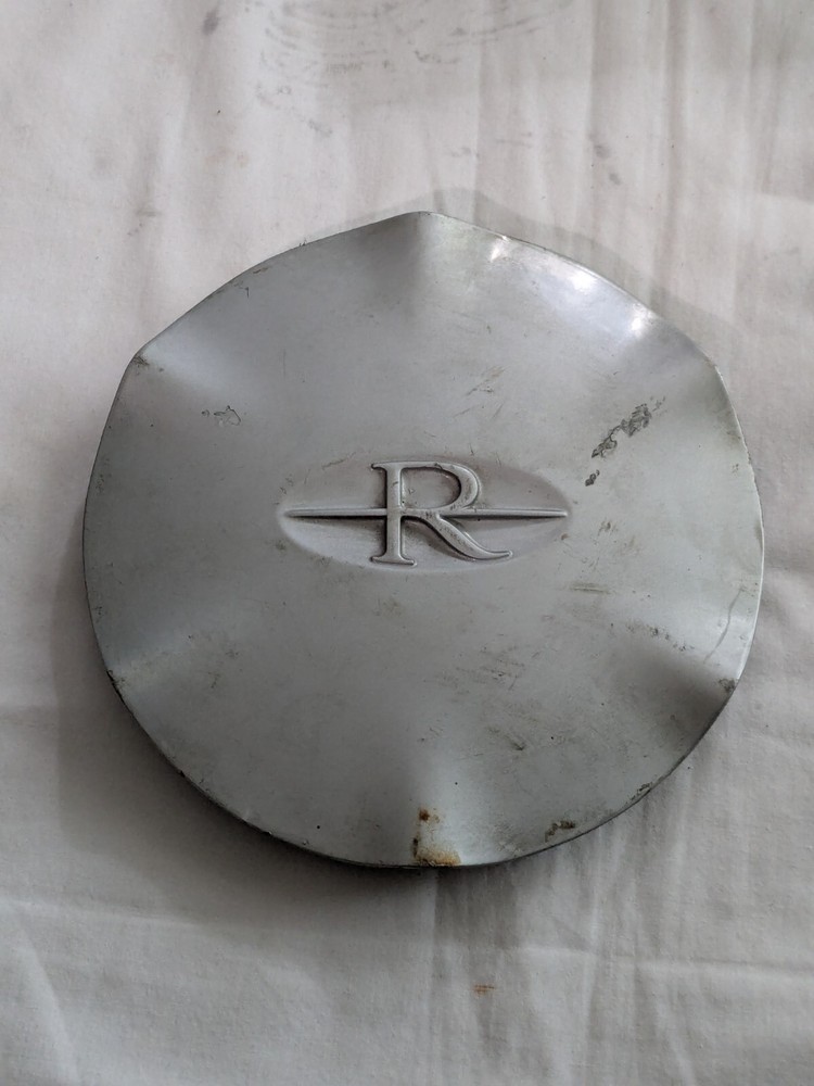 Vintage 1995-1999 Buick Riviera OEM Silver Center Cap  25602312 Daily Driver