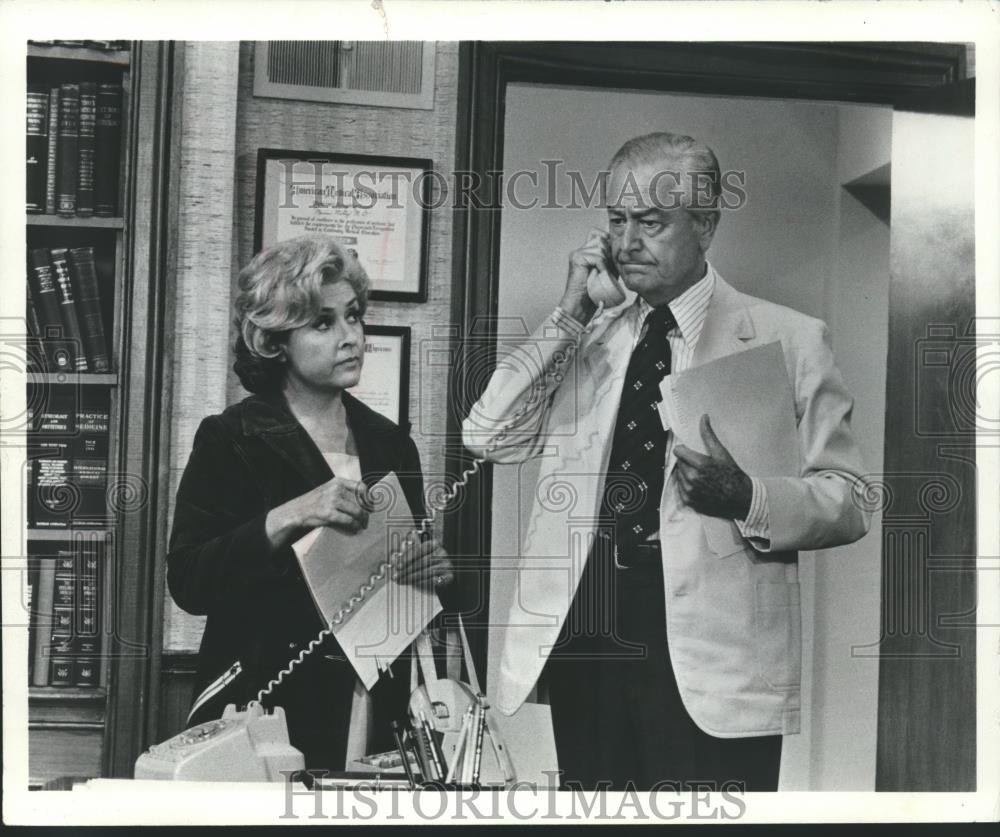 1976 Press Photo Actor Robert Young, star of Marcus Welby M.D. TV show on set