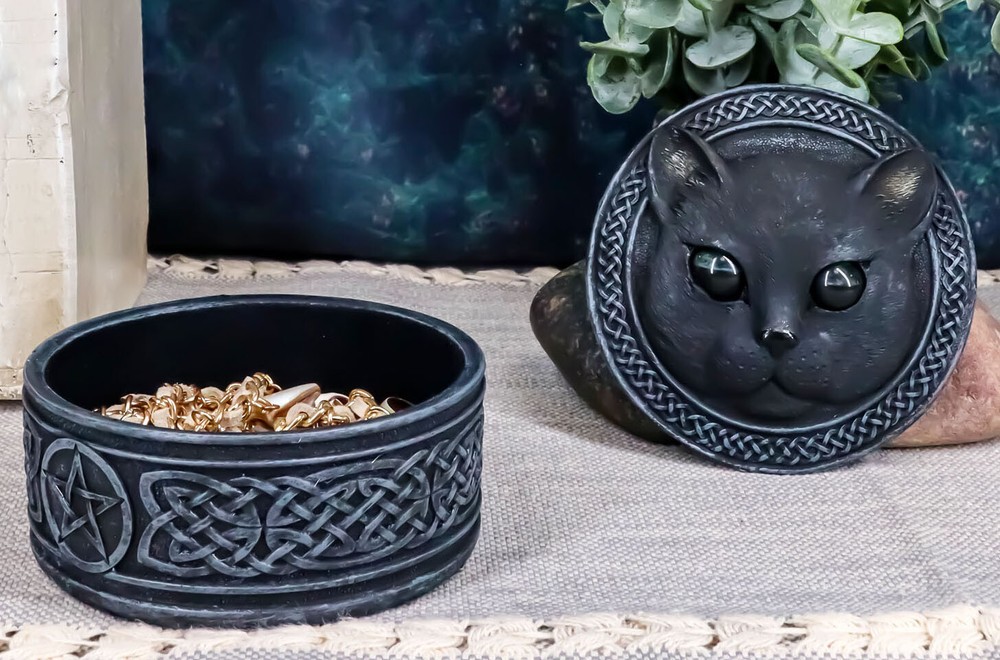 Celtic Pentagram Knotwork Black Cat With Rolling Green Eyes Round Decorative Box