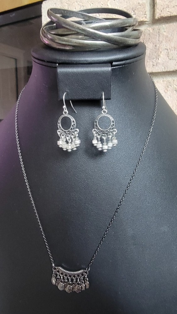 Silvertone Jewlery Set Necklace, Earrings and Bracelettes
