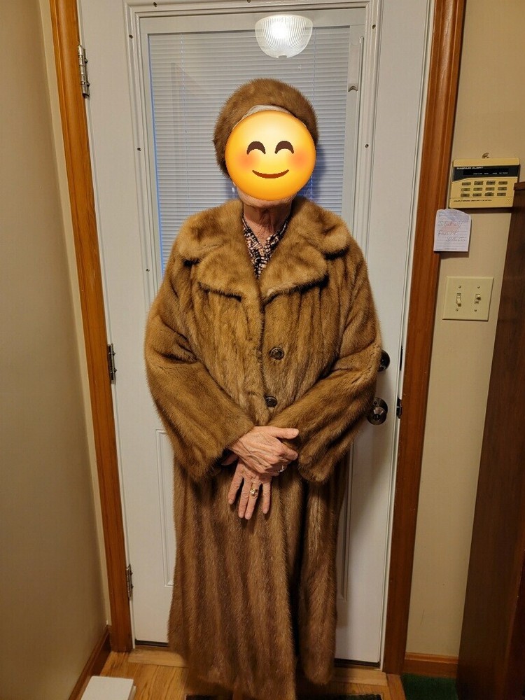 Luxury Full-Length Mink Fur Coat for Women-image