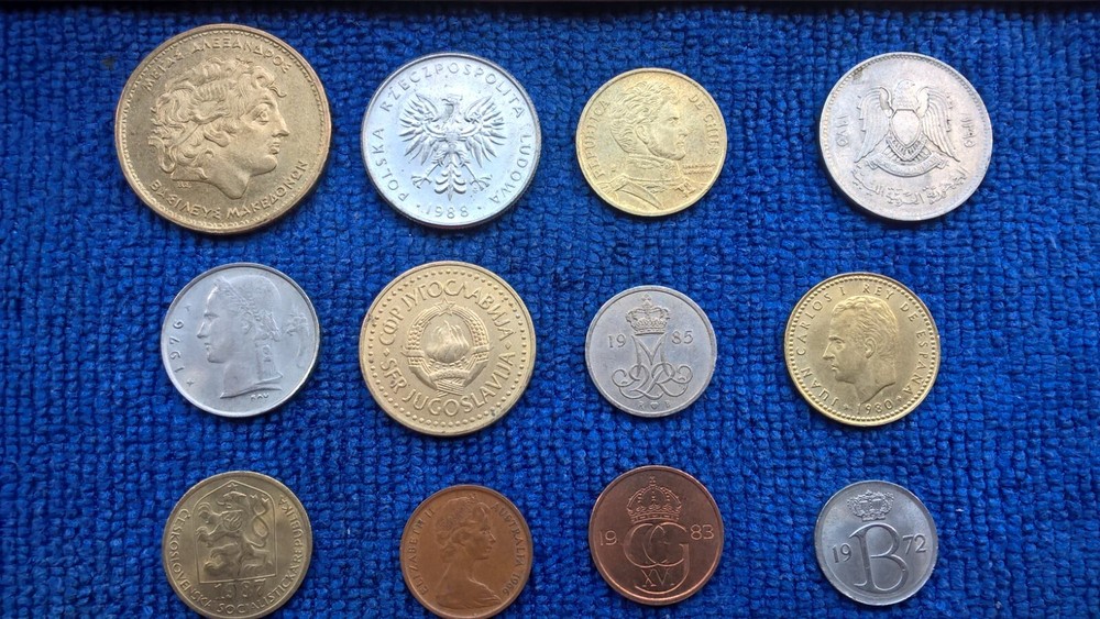 f/ A collection of many foreign/global coins