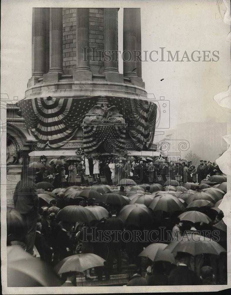 1926 Press Photo a crowd stands in rain at the Soldiers and Sailors Monument NYC