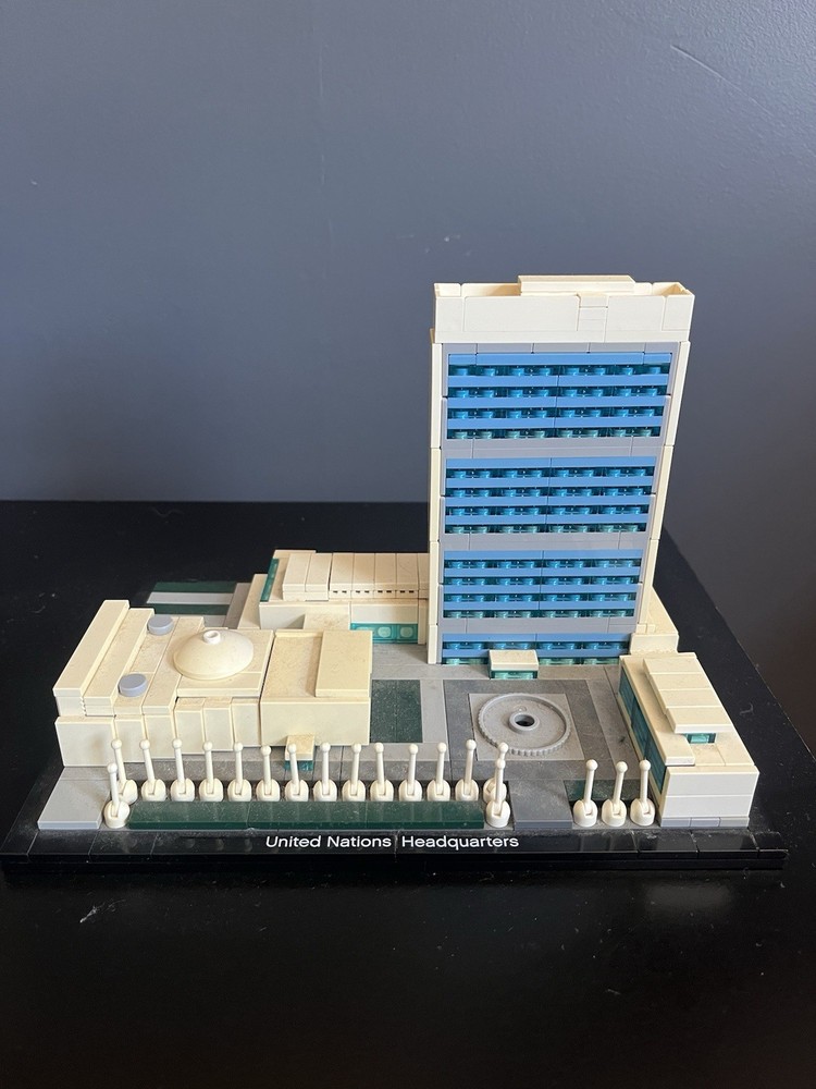 LEGO ARCHITECTURE: United Nations Headquarters (21018) Complete, No Instructions