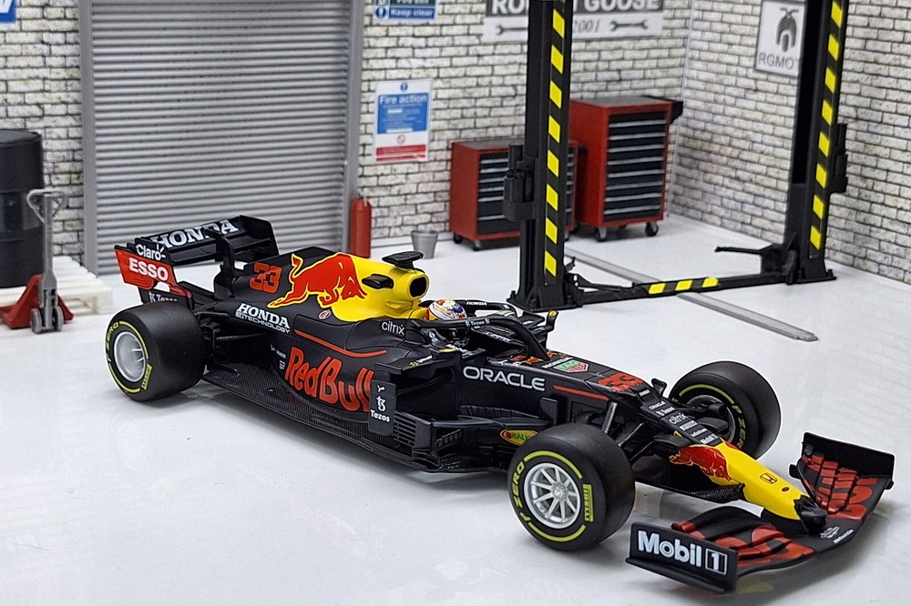 Red Bull Racing RB16  Formula 1 Max Verstappen Tyre Change 1:24 Scale Car