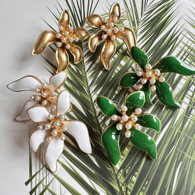 OSCAR DE LA RENTA Chunky Enamel Flower Stud Earrings Fashion Statement
