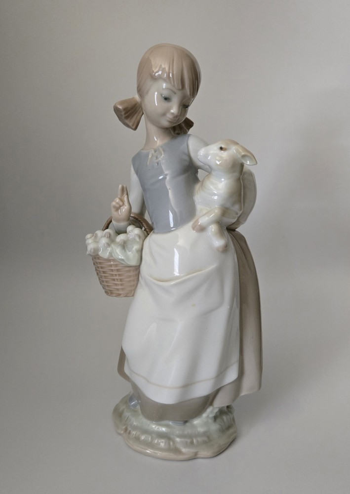 Rare Retired Llardo #4835 Girl With Lamb Figurine Mint Condition No Box