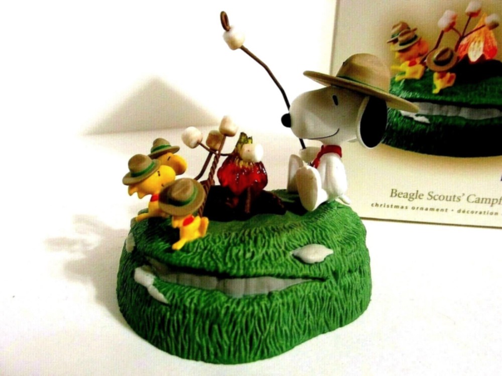 SNOOPY Charlie Brown Peanuts Hallmark Christmas Ornament with Lights 2007