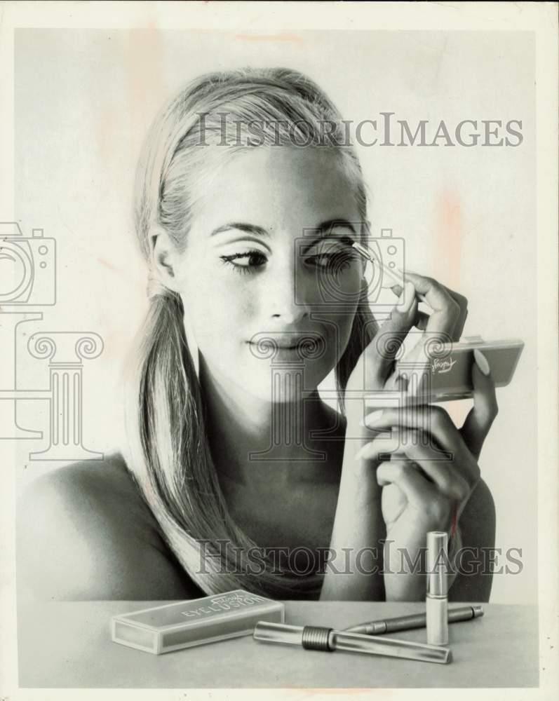 1968 Press Photo Lady applying eye make up by FabergÃ© - nei06350
