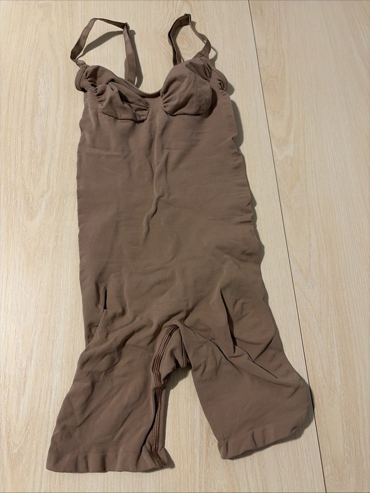 Skims Seamless Sculpt Mid Thigh Bodysuit Size Medium Beige