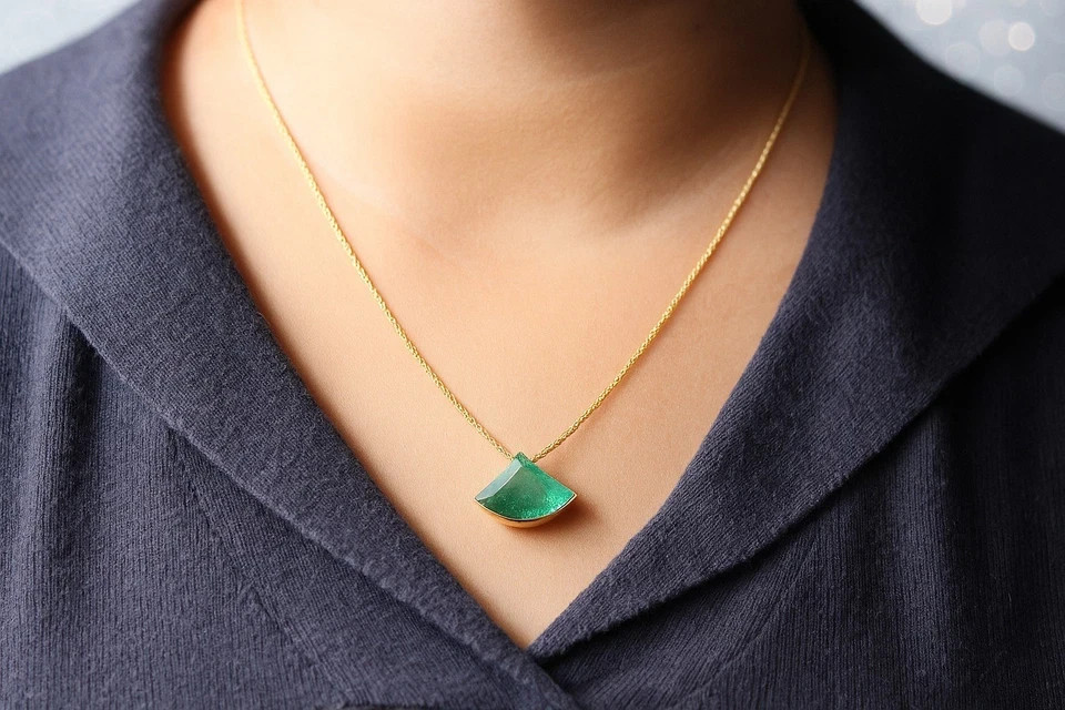 Christmas Sale ! Fancy Shape 7.99CT Natural Emerald Pendant 18 inch 14k Gold-image