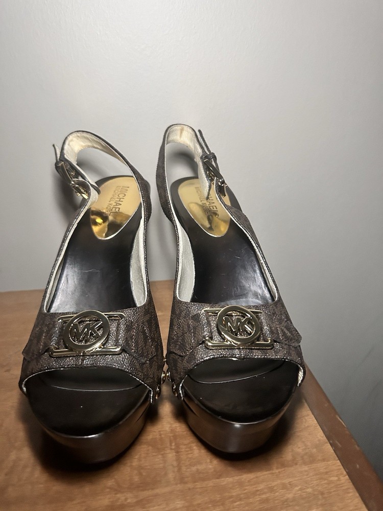 Michael Kors heals in a pump style