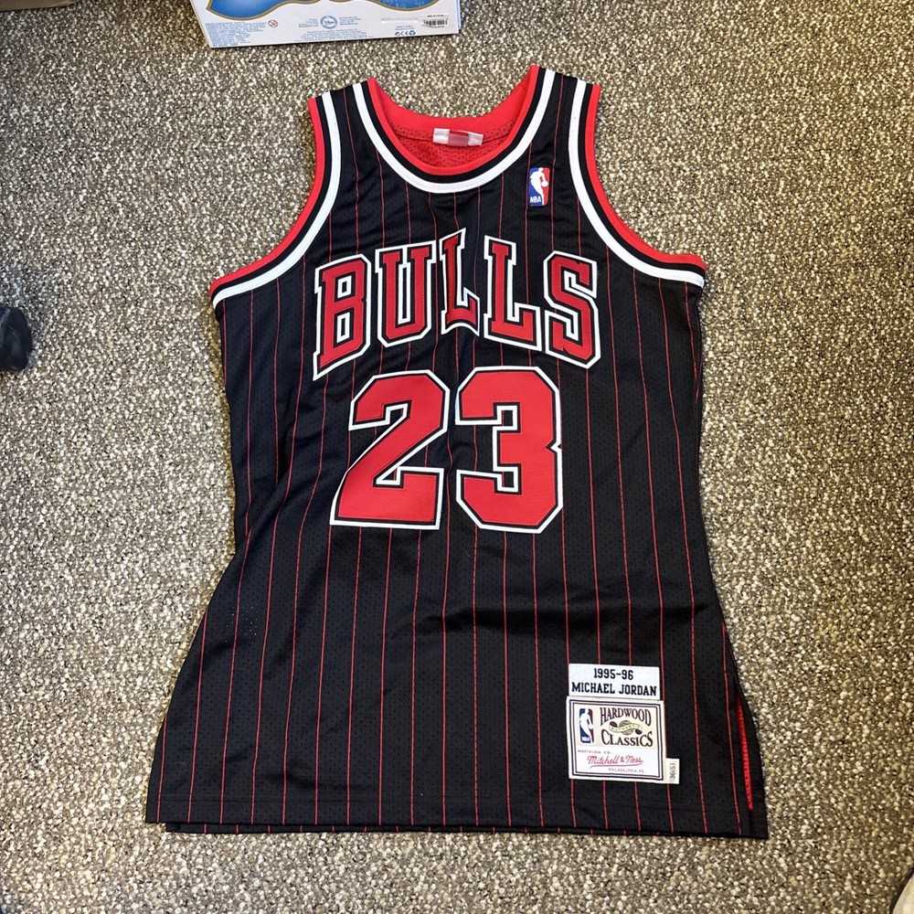 100% Authentic 1995 96 Michael Jordan Chicago Bulls Mitchell Ness Jersey Small