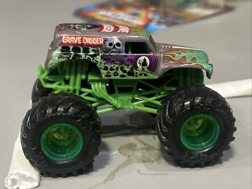 MONSTER JAM TRUCKS VHTF GEAVE DIGGER COLOR CHANGE TRUCK