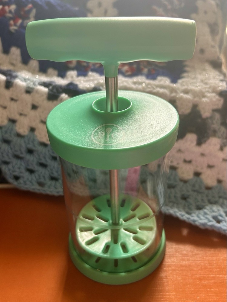 Pampered Chef Teal Handheld Whipped Cream Dispenser #1461 for Fresh Toppings