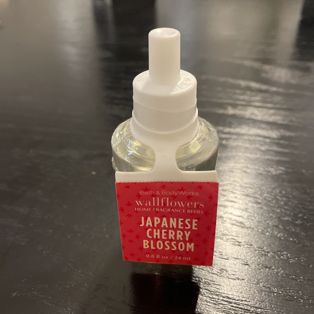 1 New Sealed Bath & Body Works Japanese Cherry Blossom Wallflowers Refill Bulb