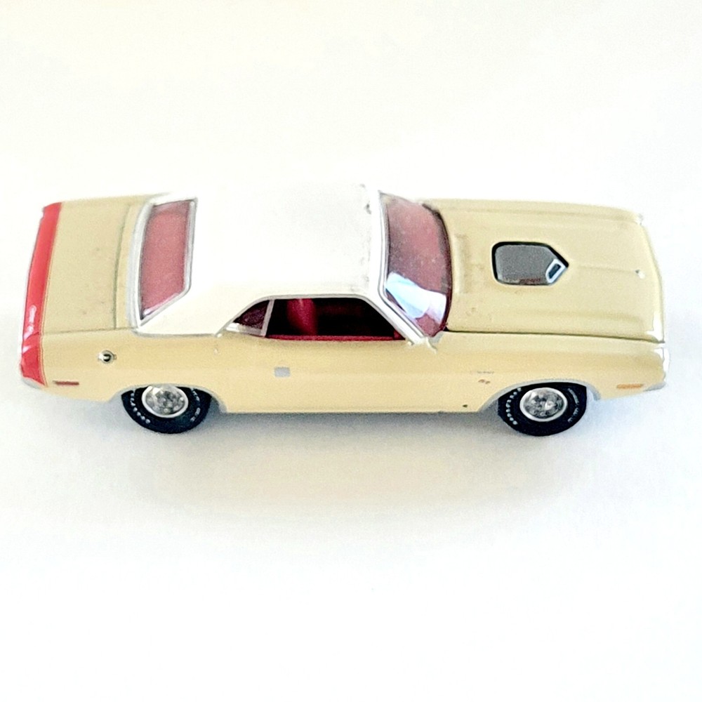 Auto World Vintage Muscle 1970 Dodge Challenger R/T Cream Limited Edition  D80