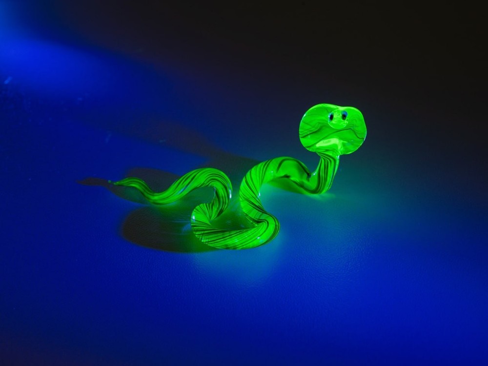 Uranium glass cobra snake figurine glows under UV light Murano animal sculpture