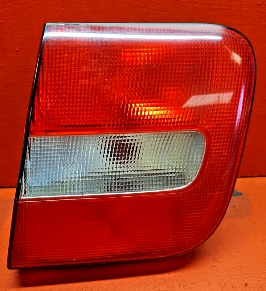 1998-2000 Volvo S70 Right Inner Passenger Brake Tail Light Lamp 9157009