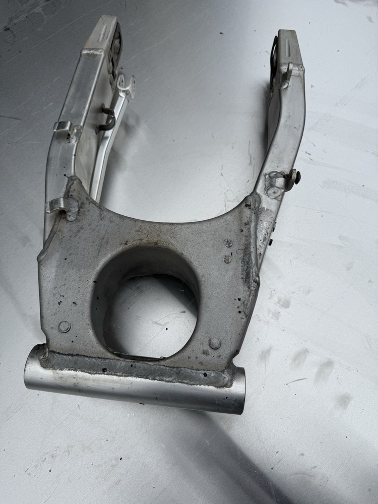 Suzuki GSXR600 GSXR 600 swingarm swing arm rear suspension OEM genuine Stay