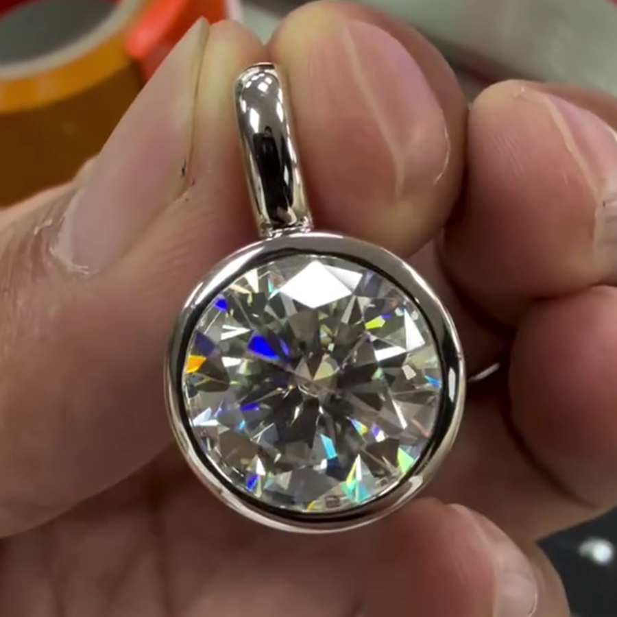 4CTW Round Cut VVS1 Moissanite Round Solitaire Pendant In 14K White Gold Plated