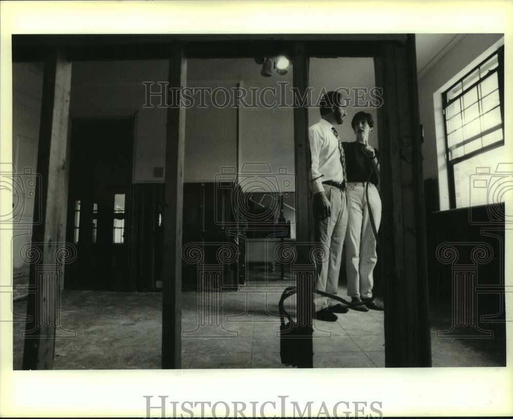 1975 Press Photo Berit & Michael Reiss in River Ridge Home Damaged by Flood