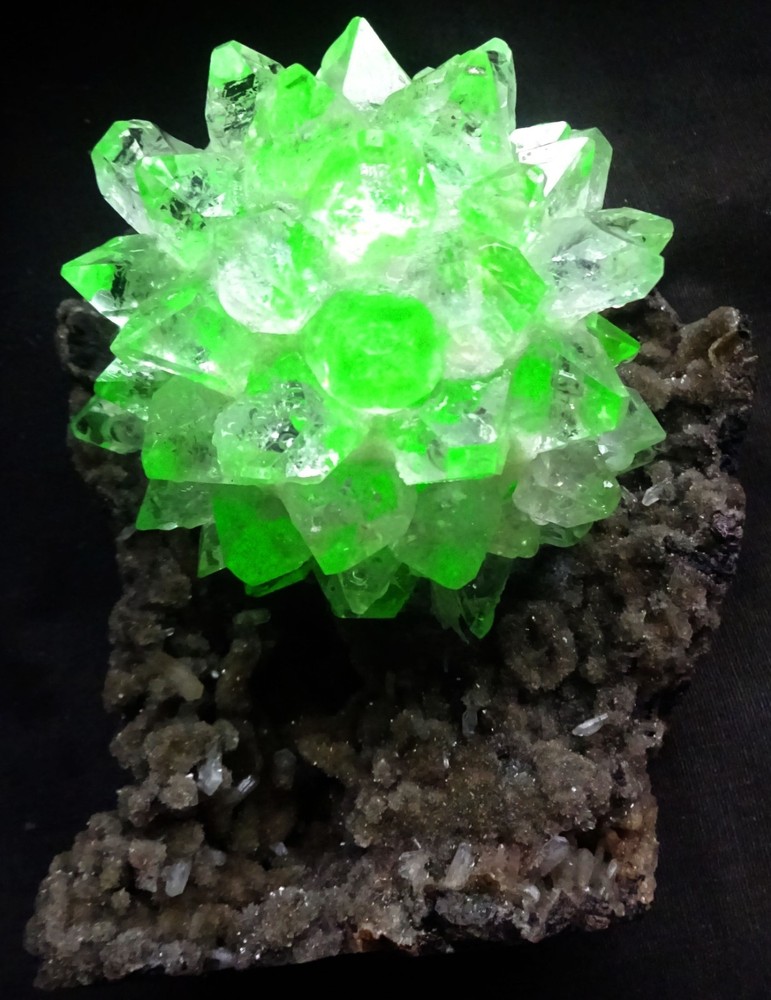 POINTED GREEN APOPHYLLITE CRYSTALS FLOWER FORMAT ON MATRIX W/ STILBITE BLEDS(REP