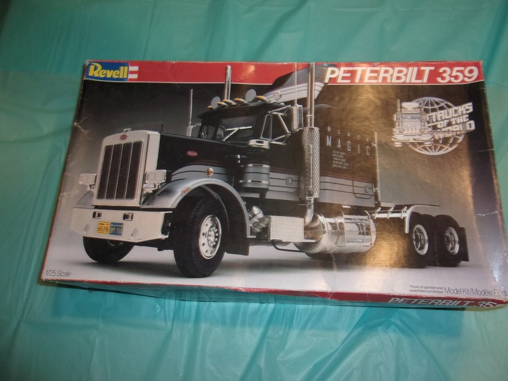 REVELL 1/25th SCALE PETERBILT 359 TRUCKS OF THE WORLD 