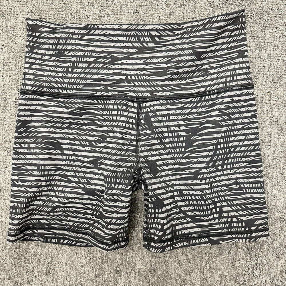 Lulmon Groove Biker Shorts for Women Size 6 Black Gray 5 Inch Inseam