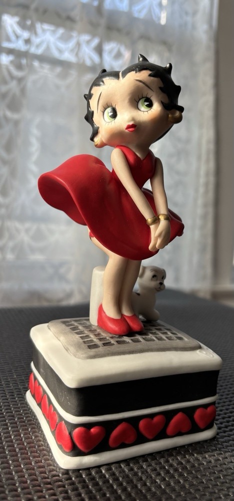 Betty Boop Marilyn Monroe Wind-Up Music Box with Skirt Blowing Animation