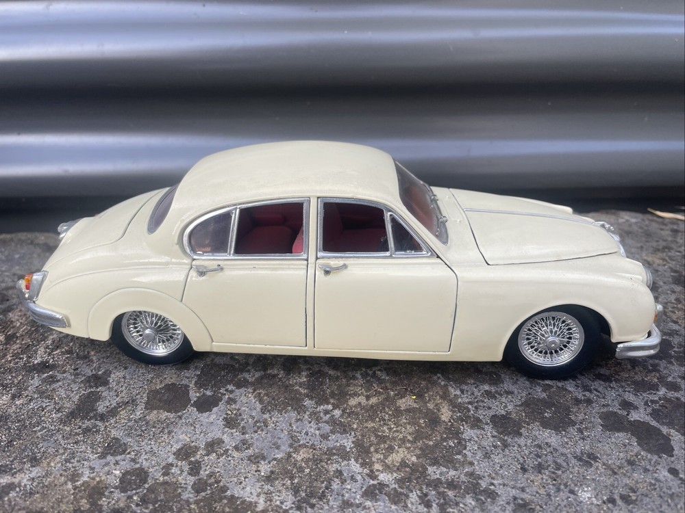 MAISTO Jaguar Mark II 2 1/18 Model Car 1959 - Cream Special Diecast