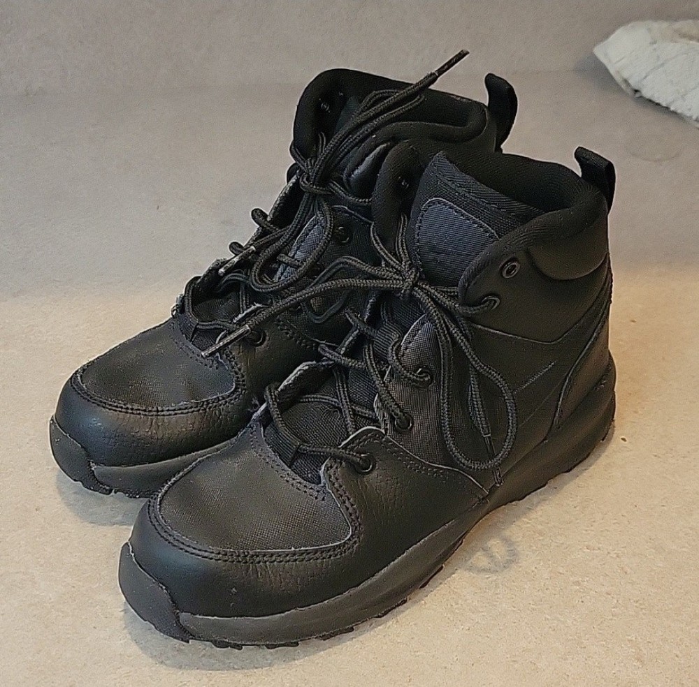 Nike ACG Manoa Triple Black Leather High Top Sneaker Boots Boys Size 2y Hiking
