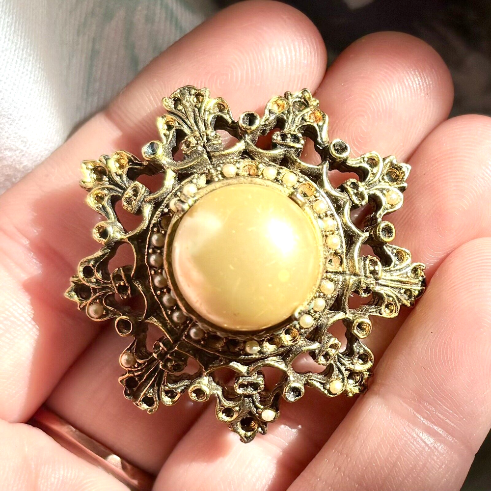 Broche largo vintage tono dorado base filigrana imitación perla cabujón