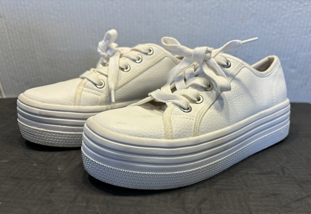 Vintage Steve Madden Platform Sneakers Lace Up  Size 7. White