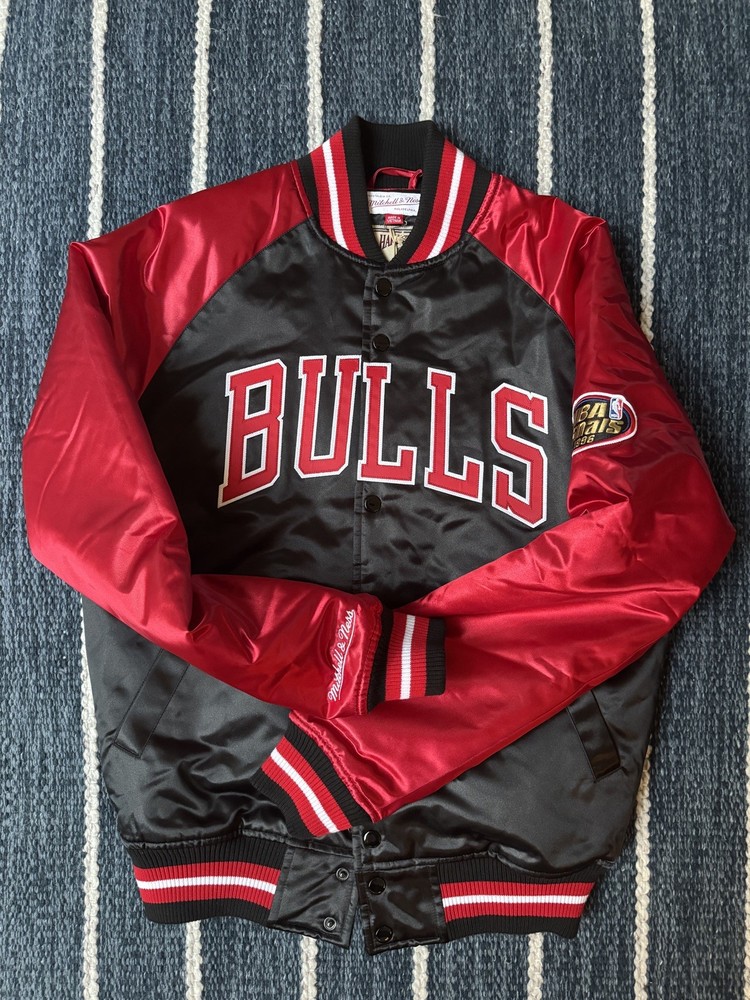 Mitchell & Ness NBA Hardwood Classics Chicago Bulls Satin Full-Snap Jacket NWT