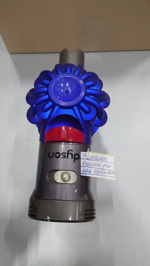 Dyson V7 Vacuum Used with Weak Battery No Accessories